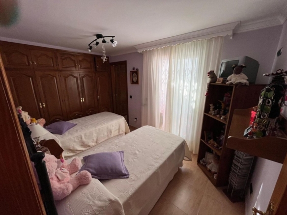 Imagen 4 de Chalet Adosado Reformado – 2ª Línea de Playa en Estepona