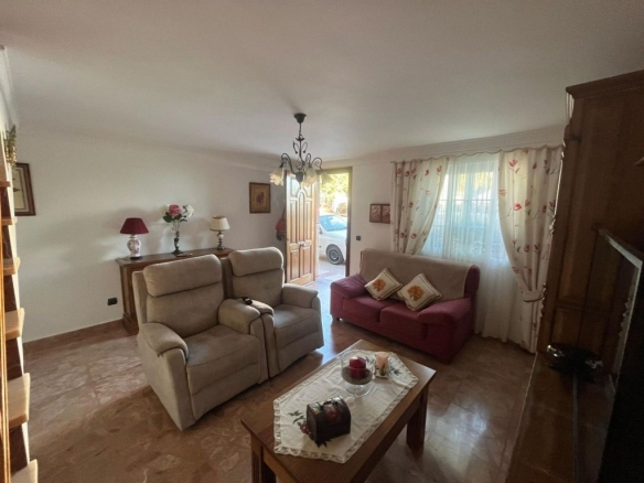 Imagen 1 de Chalet Adosado Reformado – 2ª Línea de Playa en Estepona
