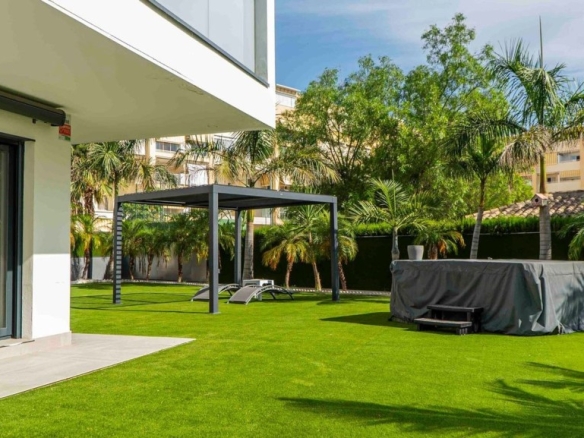 Imagen 2 de Exclusiva vivienda con 400 m² de jardín privado en Torremolinos
