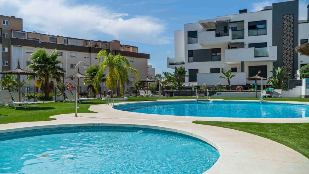 Imagen 1 de Exclusiva vivienda con 400 m² de jardín privado en Torremolinos