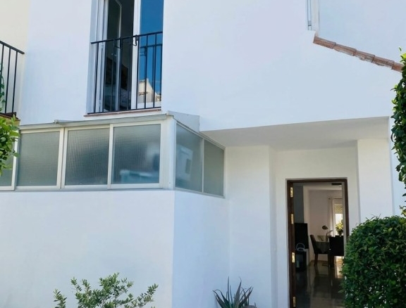 Imagen 2 de MAGNÍFICO CHALET ADOSADO CON GRAN JARDÍN PRIVADO Sótano Independiente de 90 m² | ¡Oportunidad Única de Inversión!