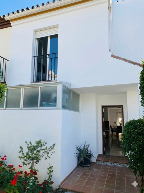 Imagen 2 de MAGNÍFICO CHALET ADOSADO CON GRAN JARDÍN PRIVADO Sótano Independiente de 90 m² | ¡Oportunidad Única de Inversión!