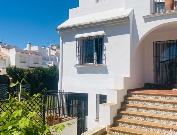 Imagen 3 de MAGNÍFICO CHALET ADOSADO CON GRAN JARDÍN PRIVADO Sótano Independiente de 90 m² | ¡Oportunidad Única de Inversión!
