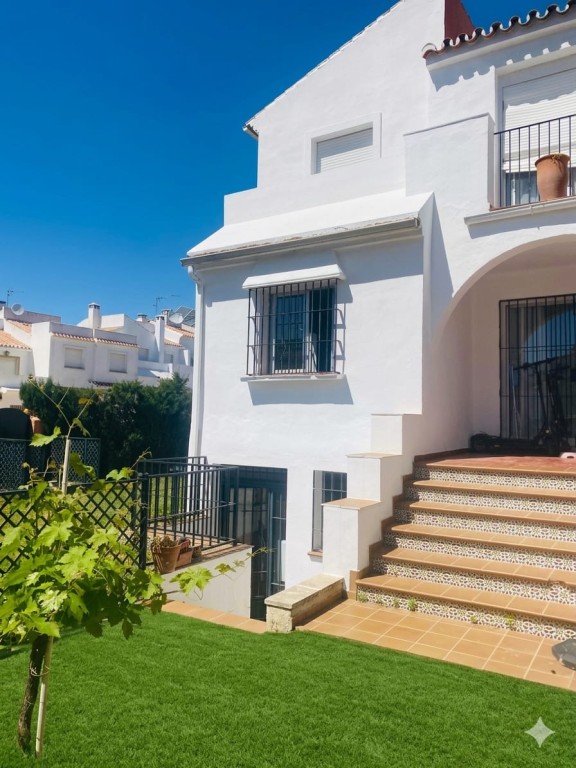 Imagen 3 de MAGNÍFICO CHALET ADOSADO CON GRAN JARDÍN PRIVADO Sótano Independiente de 90 m² | ¡Oportunidad Única de Inversión!