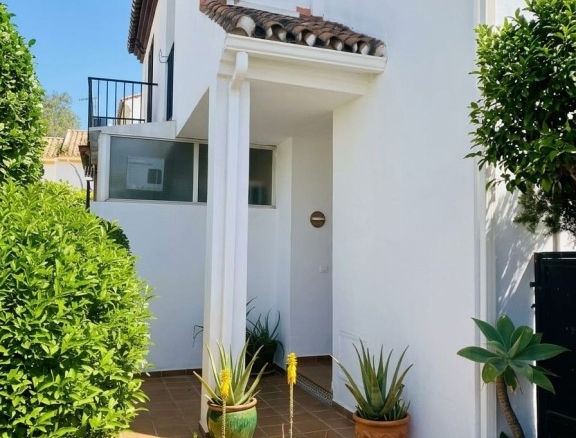 Imagen 4 de MAGNÍFICO CHALET ADOSADO CON GRAN JARDÍN PRIVADO Sótano Independiente de 90 m² | ¡Oportunidad Única de Inversión!