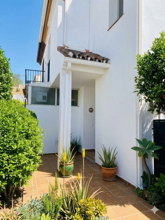 Imagen 4 de MAGNÍFICO CHALET ADOSADO CON GRAN JARDÍN PRIVADO Sótano Independiente de 90 m² | ¡Oportunidad Única de Inversión!