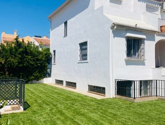 Imagen 1 de MAGNÍFICO CHALET ADOSADO CON GRAN JARDÍN PRIVADO Sótano Independiente de 90 m² | ¡Oportunidad Única de Inversión!