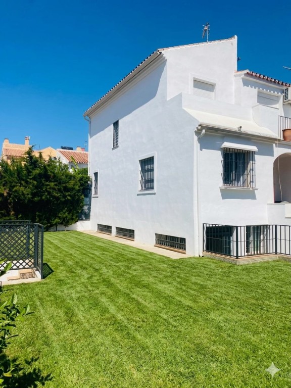 Imagen 1 de MAGNÍFICO CHALET ADOSADO CON GRAN JARDÍN PRIVADO Sótano Independiente de 90 m² | ¡Oportunidad Única de Inversión!