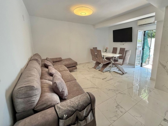Imagen 2 de Oportunidad en Benalmádena Costa – 2 apartamentos reformados con gran terraza.