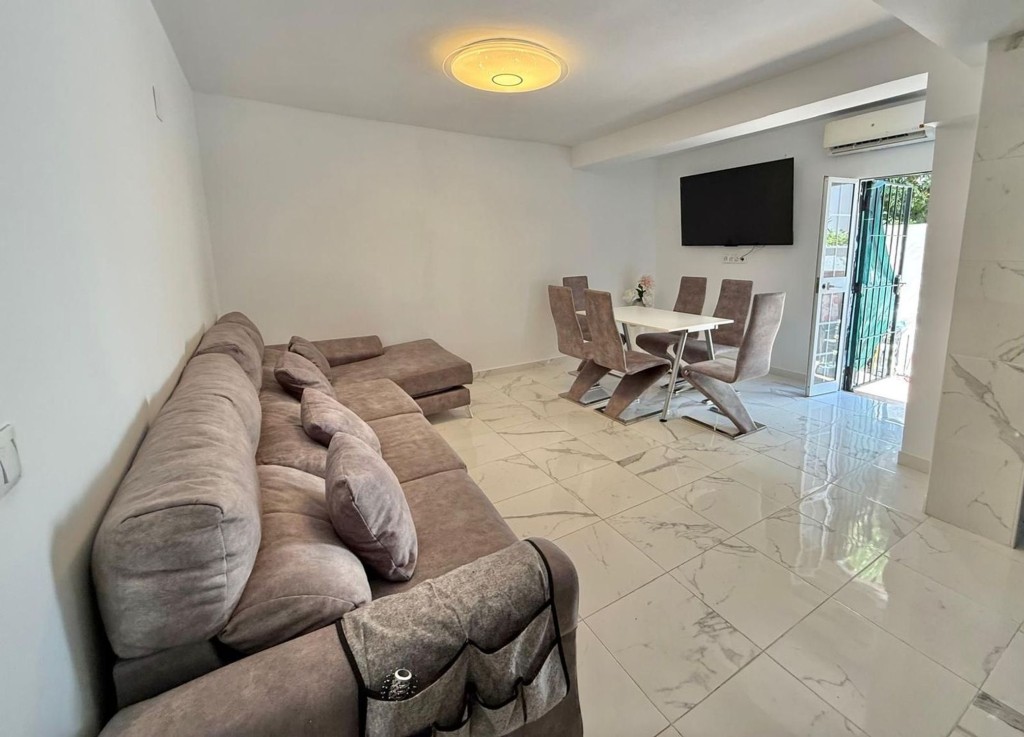 Imagen 2 de Oportunidad en Benalmádena Costa – 2 apartamentos reformados con gran terraza.