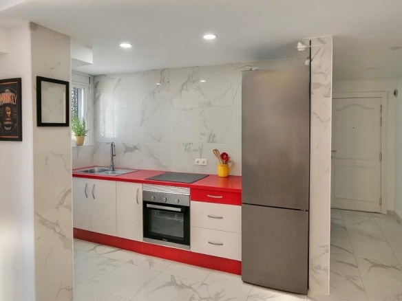 Imagen 3 de Oportunidad en Benalmádena Costa – 2 apartamentos reformados con gran terraza.
