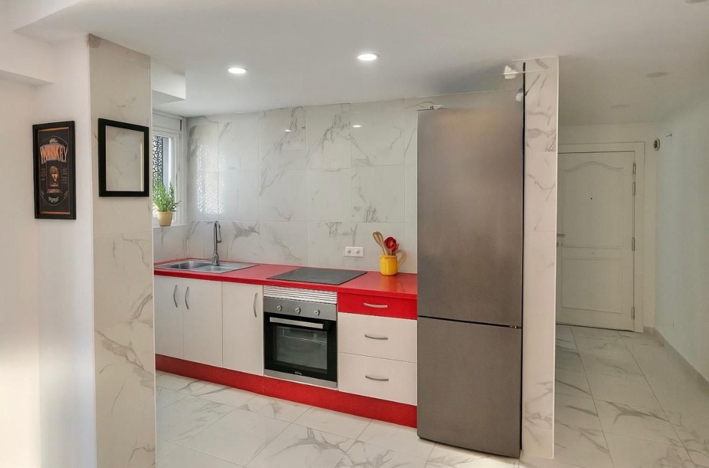 Imagen 3 de Oportunidad en Benalmádena Costa – 2 apartamentos reformados con gran terraza.