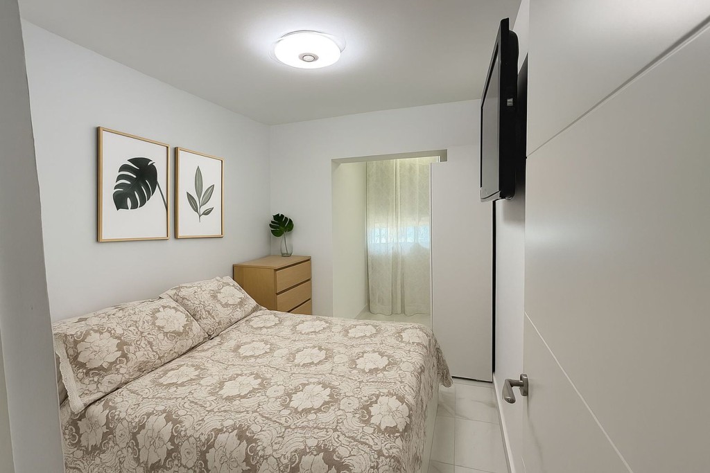 Imagen 4 de Oportunidad en Benalmádena Costa – 2 apartamentos reformados con gran terraza.