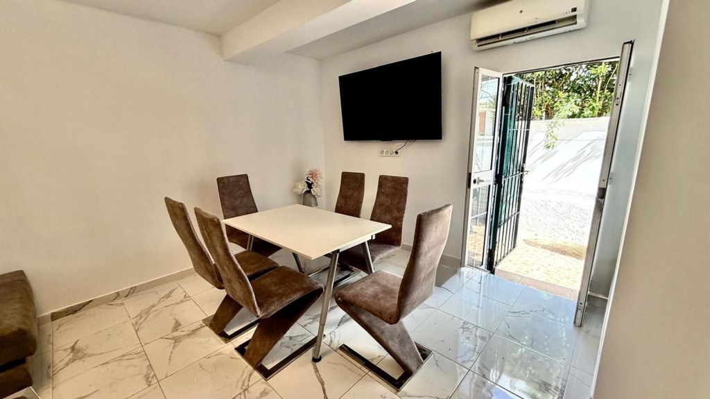 Imagen 1 de Oportunidad en Benalmádena Costa – 2 apartamentos reformados con gran terraza.