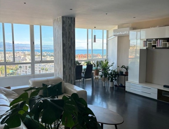 Imagen 2 de Exclusivo apartamento reformado con impresionantes vistas al mar en una de las mejores zonas de Torremolinos