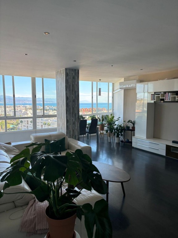 Imagen 2 de Exclusivo apartamento reformado con impresionantes vistas al mar en una de las mejores zonas de Torremolinos