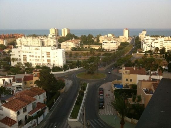 Imagen 1 de Exclusivo apartamento reformado con impresionantes vistas al mar en una de las mejores zonas de Torremolinos