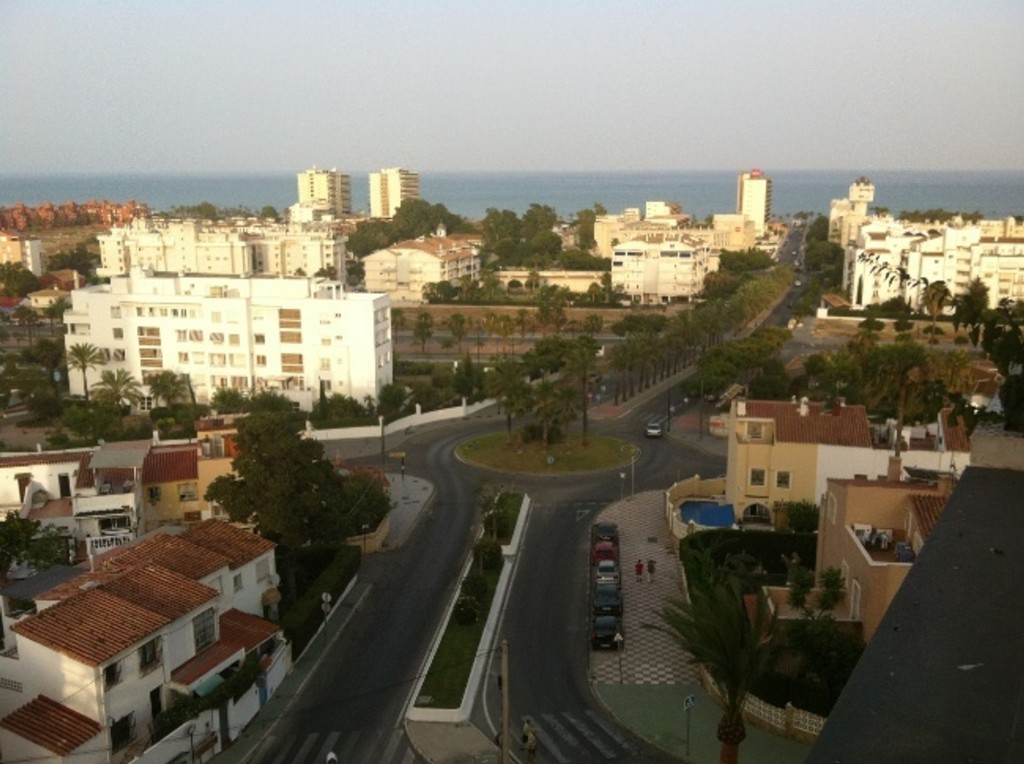 Imagen 1 de Exclusivo apartamento reformado con impresionantes vistas al mar en una de las mejores zonas de Torremolinos