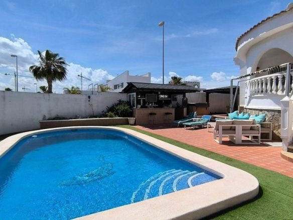 Imagen 1 de Venta de villa en Ciudad quesada