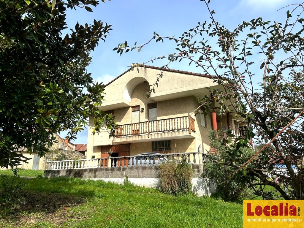 Imagen 3 de Chalet individual con garaje en venta en Reocín