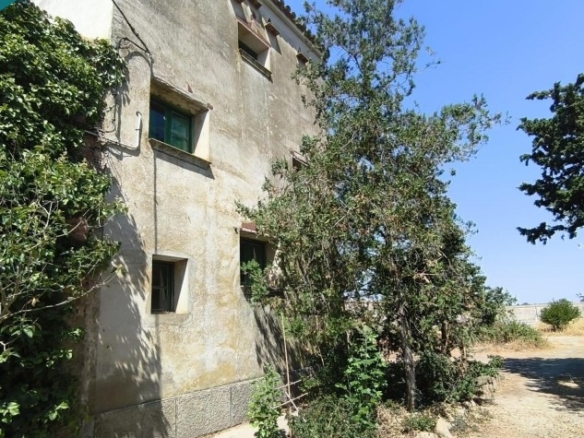 Imagen 3 de ¡Crea la casa de tus sueños! Gran propiedad con terreno y vistas al Pirineo en Torres de Barbués