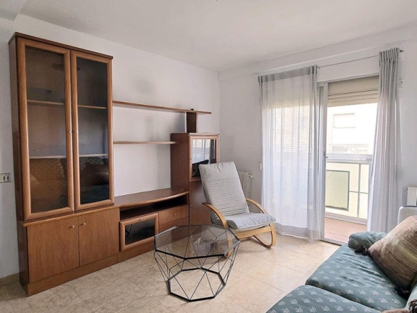 Imagen 2 de ¡ÚNICAMENTE PARA ESTUDIANTES OPORTUNIDAD DE ALQUILER! PISO DE TRES DORMITORIOS Y TERRAZA EN VILLA DE VALLECAS