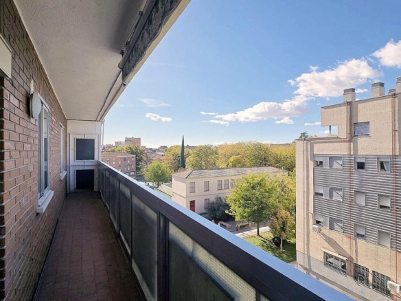 Imagen 3 de ¡ÚNICAMENTE PARA ESTUDIANTES OPORTUNIDAD DE ALQUILER! PISO DE TRES DORMITORIOS Y TERRAZA EN VILLA DE VALLECAS