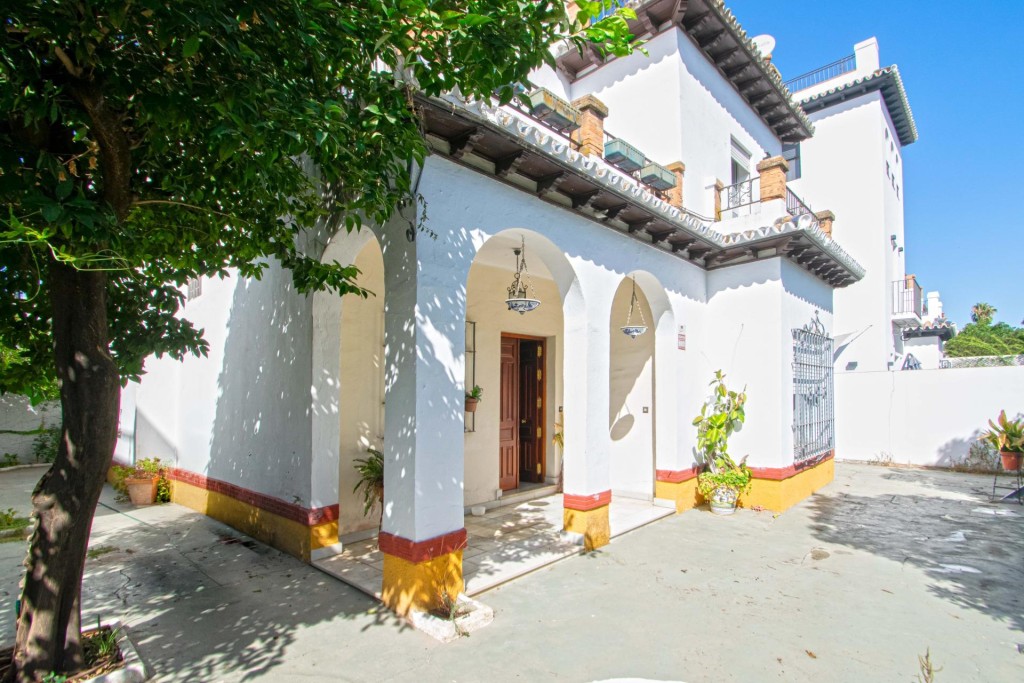 Imagen 3 de Exclusivo chalet independiente con apartamento privado en Heliópolis