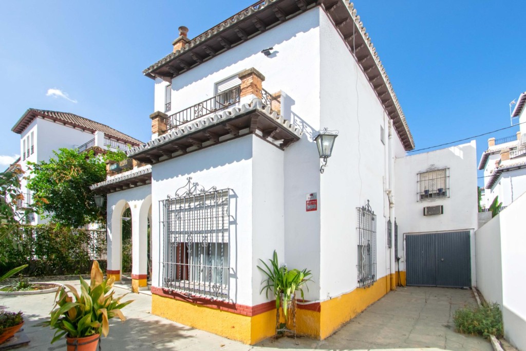 Imagen 4 de Exclusivo chalet independiente con apartamento privado en Heliópolis