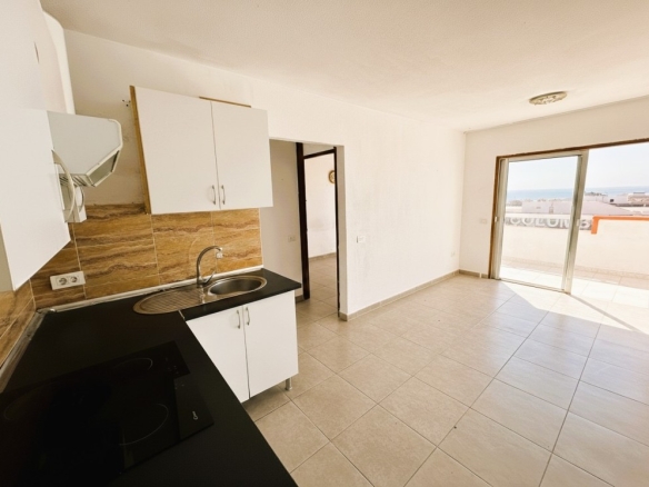 Imagen 4 de Acogedor apartamento con terraza y vistas al mar en Playa de las Américas