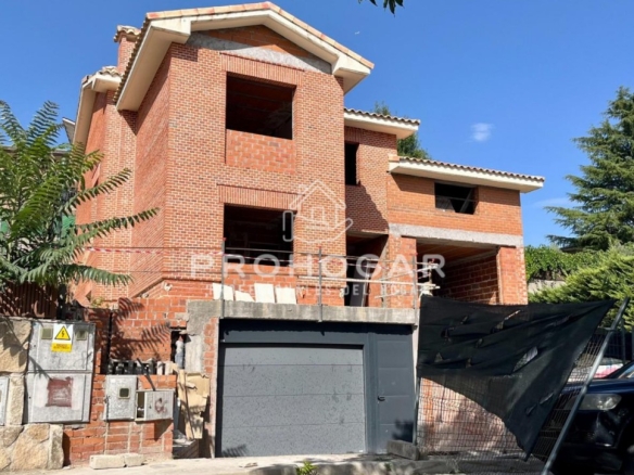 de 310m2 con 4 dormitorios y 4 baños con plaza de garaje