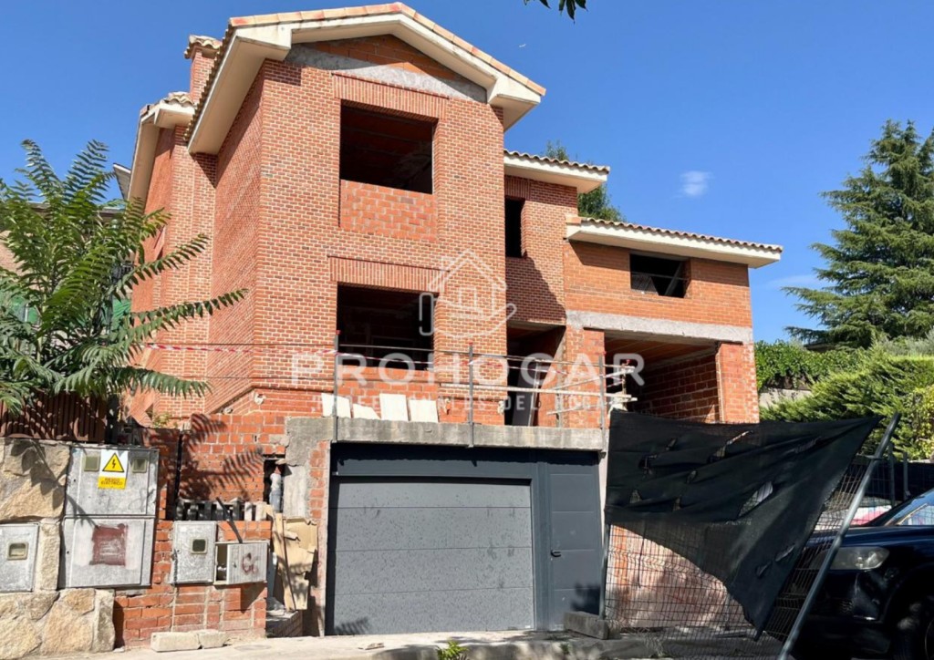 de 310m2 con 4 dormitorios y 4 baños con plaza de garaje