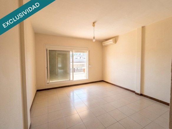 Imagen 2 de Ático luminoso de 2 habitaciones y terraza de 20 m²