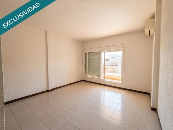 Imagen 3 de Ático luminoso de 2 habitaciones y terraza de 20 m²