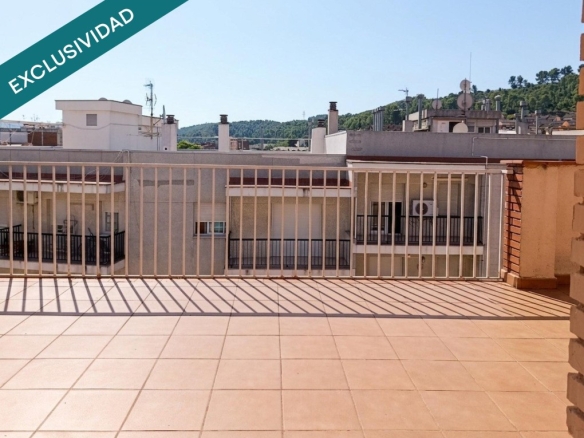 Imagen 1 de Ático luminoso de 2 habitaciones y terraza de 20 m²
