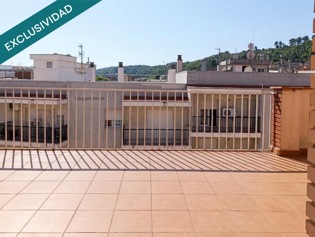 Imagen 1 de Ático luminoso de 2 habitaciones y terraza de 20 m²