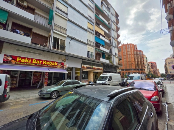 Imagen 1 de ¡Oportunidad para inversores en Lleida! Local comercial en rentabilidad en Av. Pi i Margall