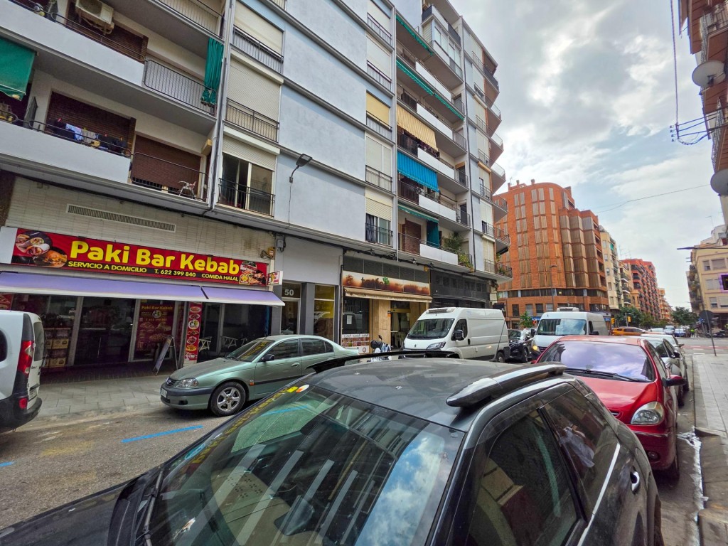 Imagen 1 de ¡Oportunidad para inversores en Lleida! Local comercial en rentabilidad en Av. Pi i Margall