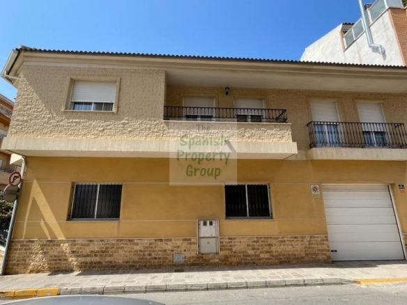 de 400m2 con 5 dormitorios y 3 baños con plaza de garaje
