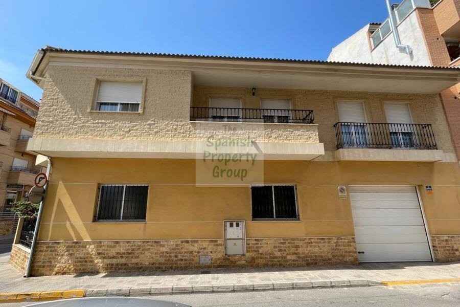 de 400m2 con 5 dormitorios y 3 baños con plaza de garaje
