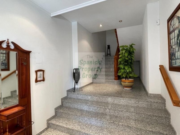 de 400m2 con 5 dormitorios y 3 baños con plaza de garaje