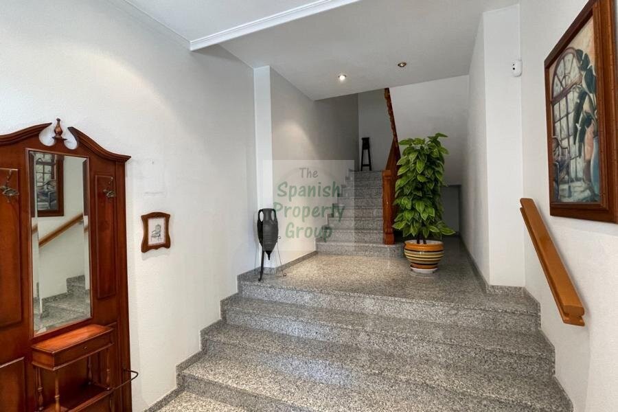 de 400m2 con 5 dormitorios y 3 baños con plaza de garaje