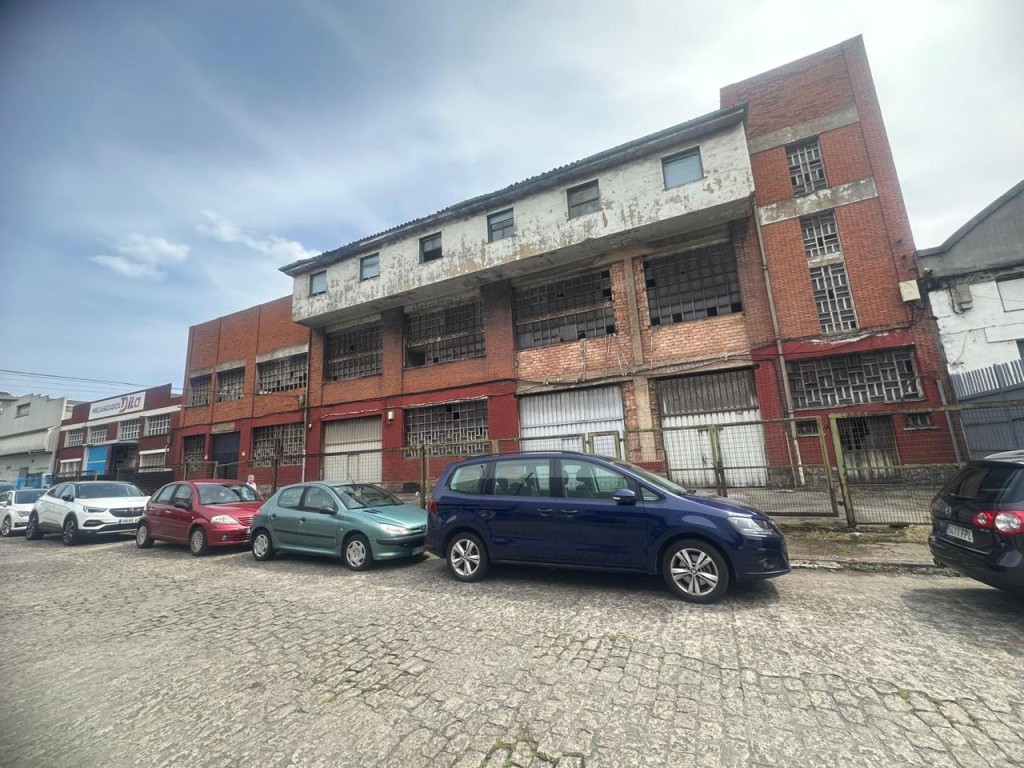 Imagen 2 de Nave industrial 2240m2 para reformar en Maliaño
