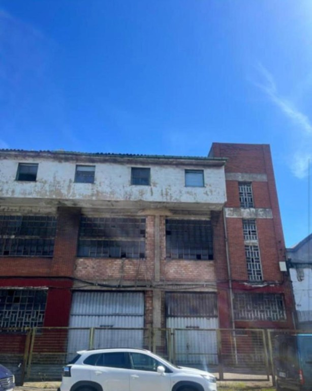Imagen 1 de Nave industrial 2240m2 para reformar en Maliaño