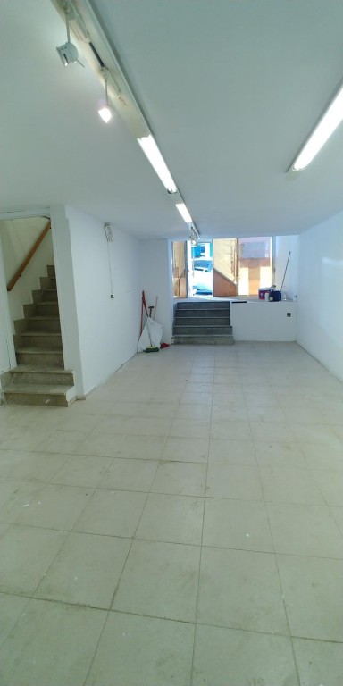 Imagen 3 de Amplio local de dos niveles en venta Santander
