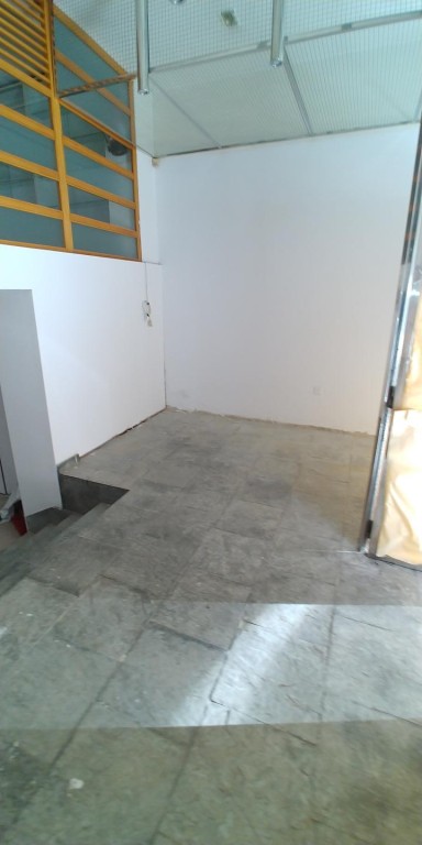 Imagen 4 de Amplio local de dos niveles en venta Santander