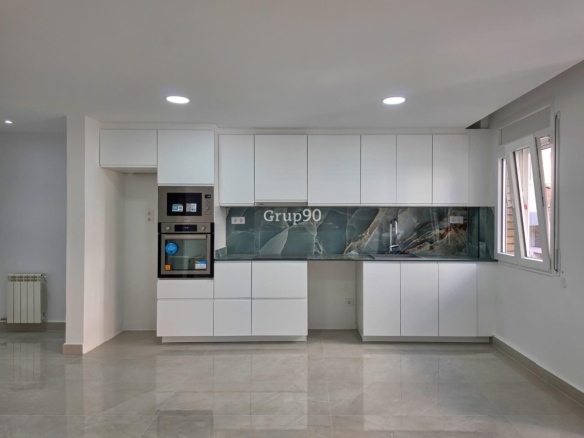 Imagen 2 de ¡A estrenar! Piso de 102 m2 totalmente reformado en Calle Pica d'Estats