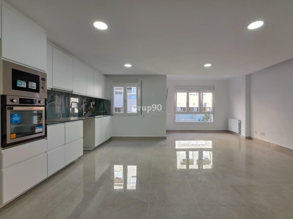 Imagen 1 de ¡A estrenar! Piso de 102 m2 totalmente reformado en Calle Pica d'Estats