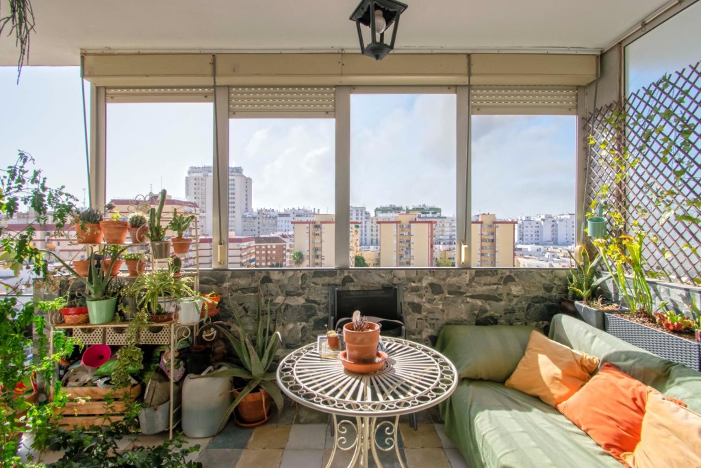 Imagen 2 de Espectacular vivienda con terraza junto República Argentina!!!