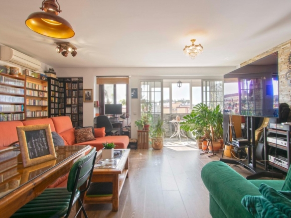 Imagen 3 de Espectacular vivienda con terraza junto República Argentina!!!